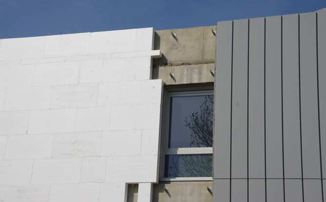 Habillage d'une façade avec des panneaux de polystyrène expansé - PSE