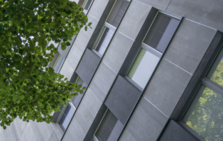 Habillage façade d'un immeuble avec des panneaux bois-ciment