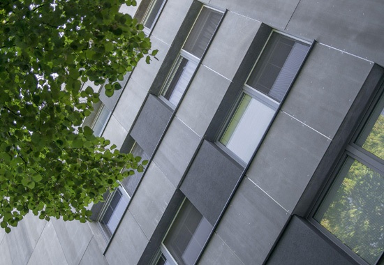 Habillage façade d'un immeuble avec des panneaux bois-ciment